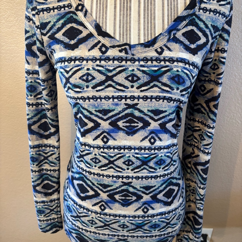 Rue21 Top Medium Geometric Blue Tan Cream Tribal Long Sleeve VNeck Soft Stretch - Picture 3 of 13